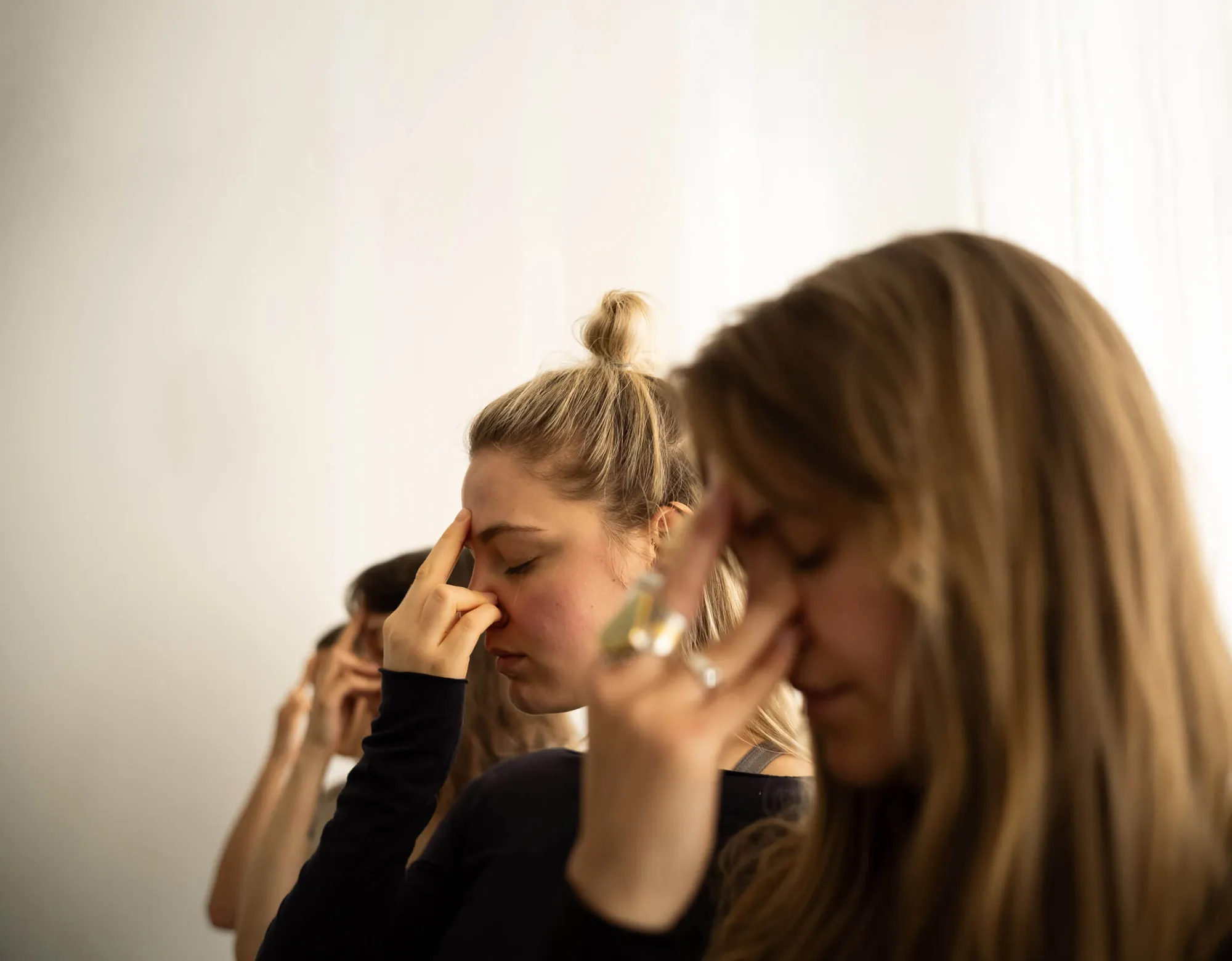 Drei Frauen in einem Yogastudio machen verschiedene Yoga-Übungen